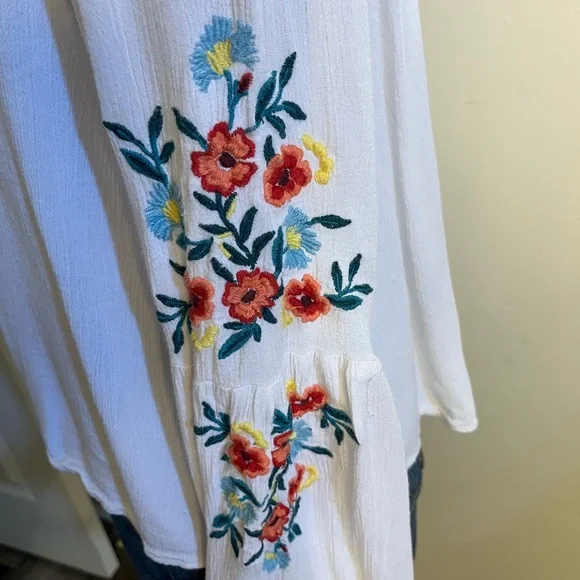 Hollister Sheet Floral Embroidered White Women's Top - Picture 2 of 4